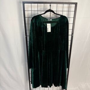 In’Voland 28W NWT Velvet Green Mini Dress